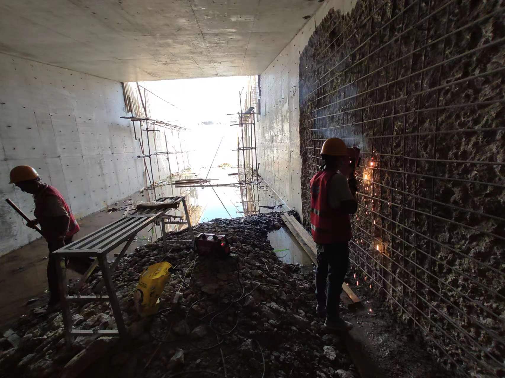 桃城挖断承重墙导致楼体开裂，加固施工方案出炉